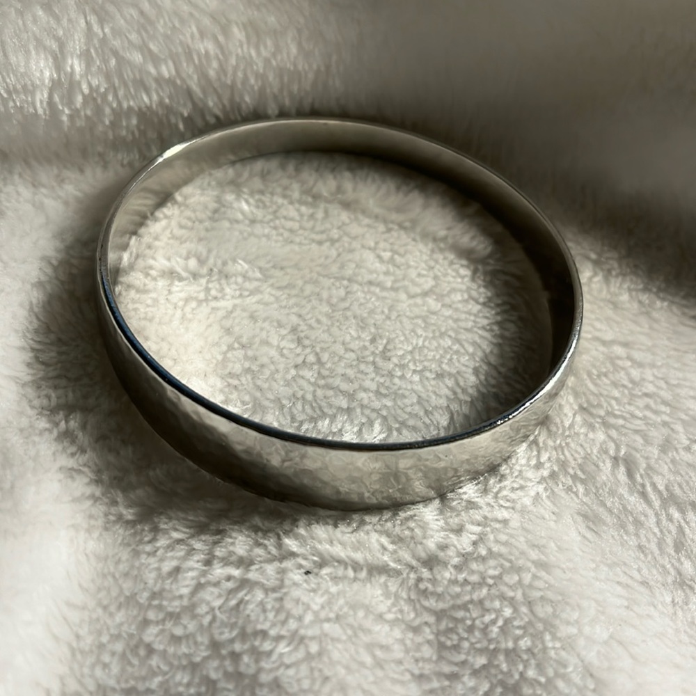 Bracelet Chico’s Silvertone Hammered unique design bangle.